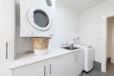 Deluxe Apartment, 2 Bedrooms, Kitchen | Laundry