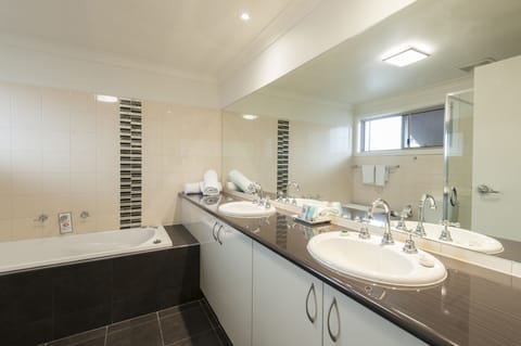 Executive Spa Suite | Bathroom | Free toiletries, hair dryer, towels, soap