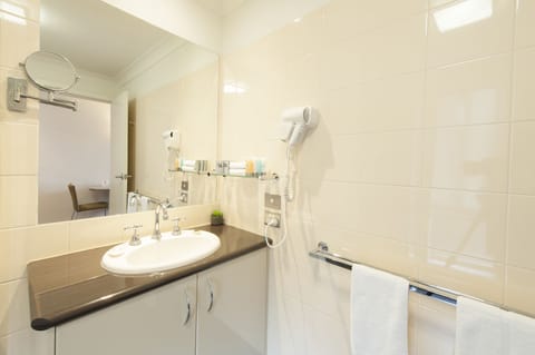 Executive Room, 1 King Bed, Ensuite | Bathroom | Free toiletries, hair dryer, towels, soap