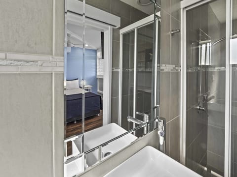 Deluxe Queen Room | Bathroom | Shower, free toiletries, hair dryer, towels