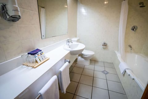 Combined shower/tub, free toiletries, hair dryer, towels