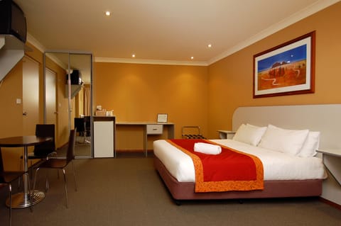 Superior Triple Room (Victoria Spa Room) | Desk, free WiFi, bed sheets