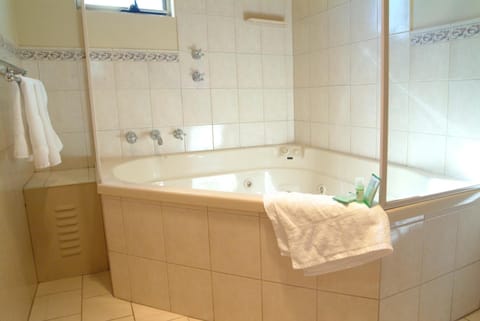 Family Room (Victoria Family Spa Room) | Bathroom | Free toiletries, hair dryer, towels