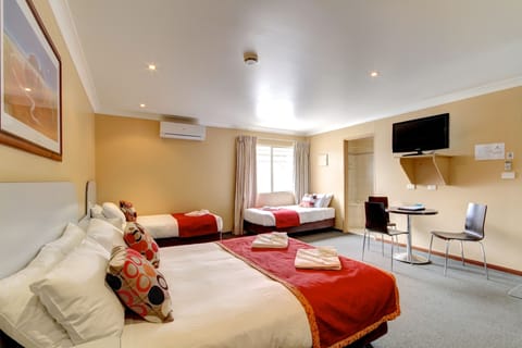 Family Room (Victoria Family Spa Room) | Desk, free WiFi, bed sheets