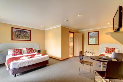 Family Room (Victoria Family Spa Room) | Desk, free WiFi, bed sheets