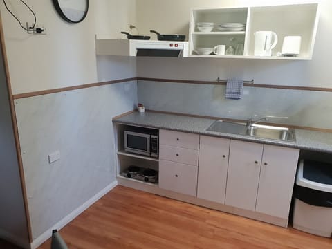 Standard Studio, Non Smoking, Kitchenette (Ensuite Cabin) | Private kitchen | Fridge, microwave