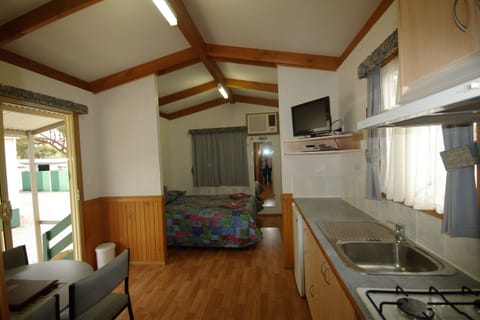 Standard Suite, 2 Bedrooms, Non Smoking, Kitchen (Ensuite Cabin) | Free cribs/infant beds, WiFi