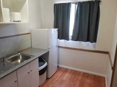 Standard Studio, Non Smoking, Kitchenette (Ensuite Cabin) | Private kitchen | Fridge, microwave