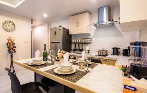 Standard Apartment, 3 Bedrooms, Private Pool | In-room dining