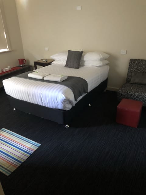 Standard Room, Non Smoking (Double/Twin Ensuite Room) | Desk, iron/ironing board, free WiFi, bed sheets