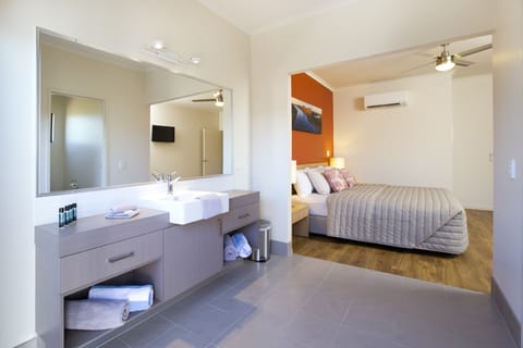 Standard Apartment, 1 Bedroom, Non Smoking, Kitchen (Apartment) | Bathroom | Shower, free toiletries, hair dryer, towels