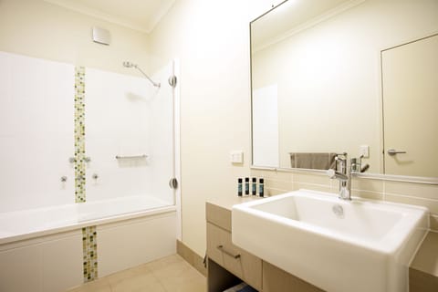 Standard Apartment, 2 Bedrooms, Non Smoking, Kitchen (Apartment) | Bathroom | Shower, free toiletries, hair dryer, towels