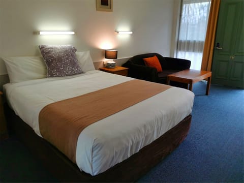 Queen Room | Desk, soundproofing, iron/ironing board, free WiFi