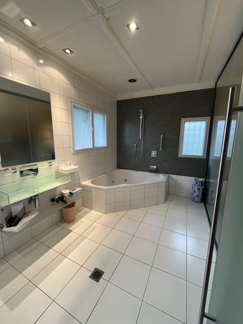 Executive Double Room, Jetted Tub | Bathroom | Hair dryer, bathrobes, towels, soap