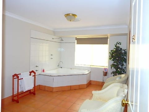 Standard Suite, 1 Bedroom, Non Smoking, Jetted Tub (Spa Suite) | Individually decorated, individually furnished, iron/ironing board