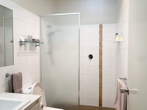 King Garden Room | Bathroom | Shower, hair dryer, towels