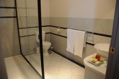 Luxury Room, Non Smoking (Standby luxury Suite) | Bathroom amenities | Shower, free toiletries, hair dryer, towels