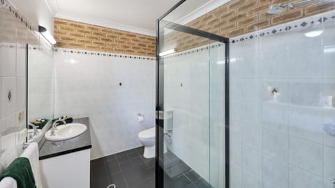 Executive Room, Non Smoking (Bath) | Bathroom | Designer toiletries, hair dryer, towels