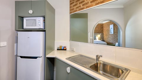 Family Twin Room, Non Smoking, Kitchenette | Private kitchenette | Microwave, electric kettle, toaster, cookware/dishes/utensils