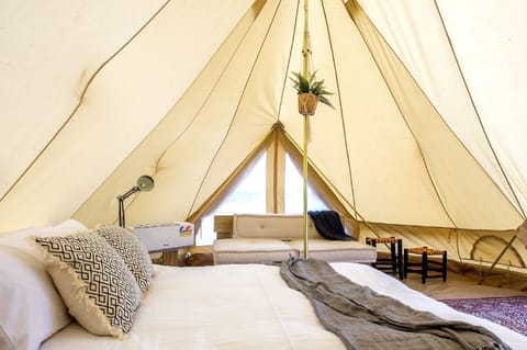 Bell Tent Twin | Minibar, bed sheets