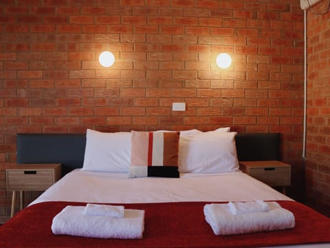 Standard Room, 1 Queen Bed | Free WiFi, bed sheets