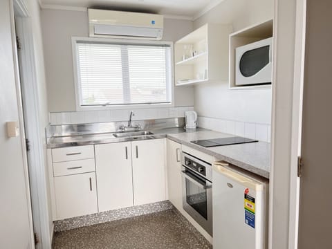 Standard Upstairs Studio | Private kitchen | Fridge, microwave, electric kettle, toaster