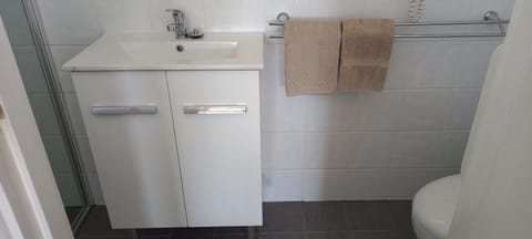 Queen Room | Bathroom | Shower, free toiletries, towels