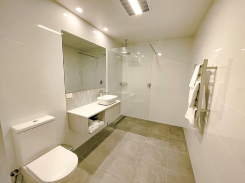 Deluxe Double Room | Bathroom | Shower, towels, soap, toilet paper