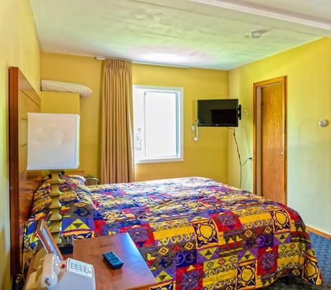 Basic Double Room | Desk, soundproofing, free WiFi, bed sheets