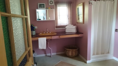 Standard Studio, Non Smoking, Kitchenette (Self Contained Cottage) | Bathroom | Towels