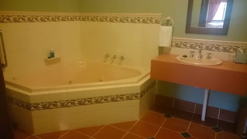 Standard Suite, 1 Bedroom, Non Smoking, Jetted Tub (Spa  Room) | Bathroom | Towels