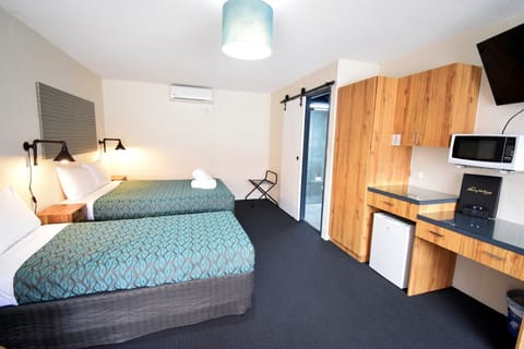 Deluxe Family Room | Iron/ironing board, free WiFi, bed sheets