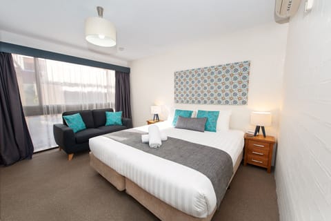 Standard Room, 1 Queen Bed | Iron/ironing board, free WiFi, bed sheets