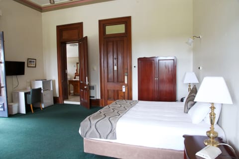 Dalton Suite | Iron/ironing board, free WiFi, bed sheets