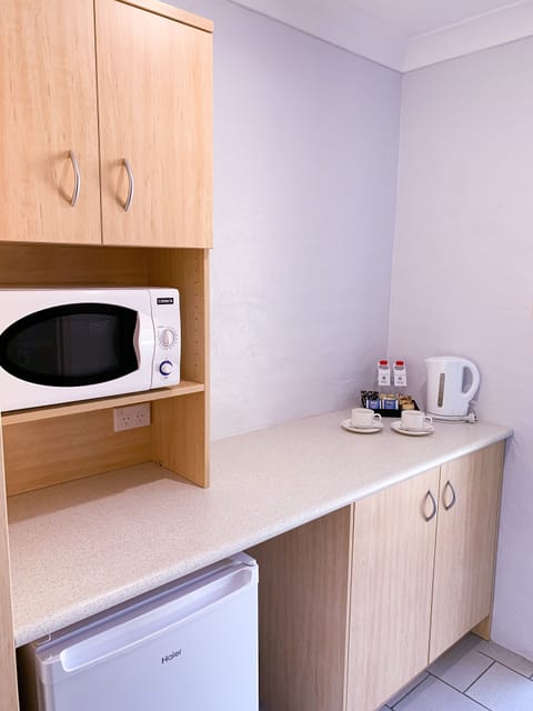 Standard Queen | Private kitchenette | Mini-fridge, microwave, coffee/tea maker, electric kettle