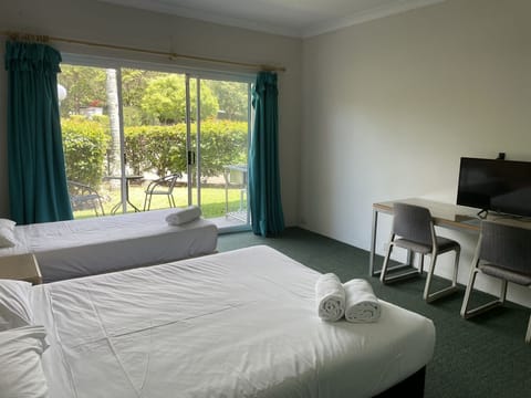 1 Queen 1 Single | Desk, laptop workspace, free WiFi, bed sheets