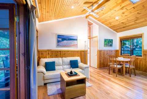 Bush Spa Cottage | Premium bedding, soundproofing, iron/ironing board, free WiFi
