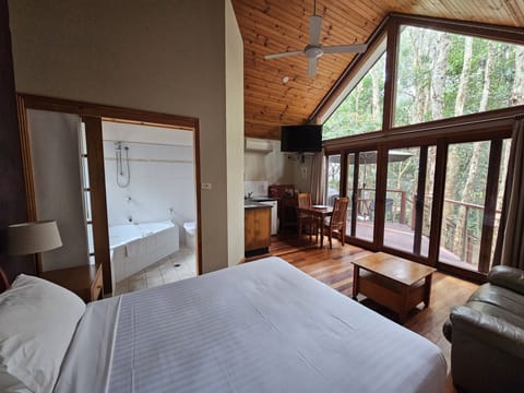 Tree House, 1 Queen Bed | Premium bedding, soundproofing, iron/ironing board, free WiFi