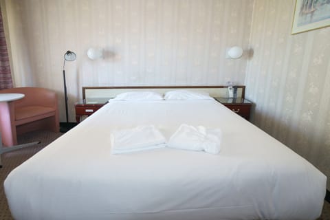 Standard Room, 1 Queen Bed | In-room safe, free WiFi, bed sheets