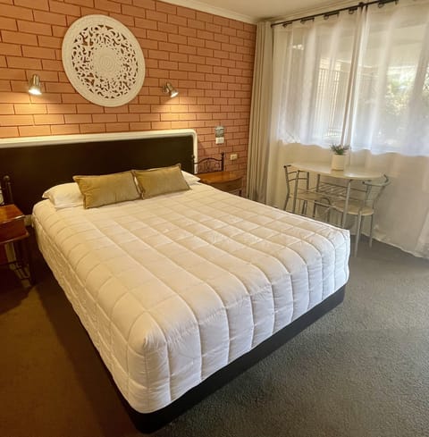 Queen Room | In-room safe, iron/ironing board, free WiFi, bed sheets