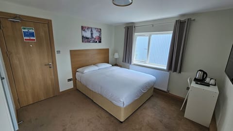 Comfort Double Room | Hypo-allergenic bedding, desk, iron/ironing board, free WiFi