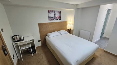 Double Room | Hypo-allergenic bedding, desk, iron/ironing board, free WiFi