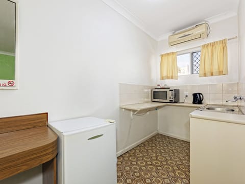 Standard Twin Room, Non Smoking | Desk, iron/ironing board, free WiFi, bed sheets