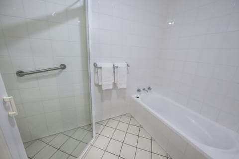 Executive Family Suite | Bathroom | Shower, free toiletries, hair dryer, towels