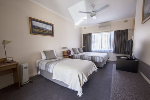 Small Family Room | Iron/ironing board, free WiFi, bed sheets