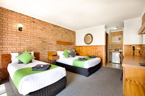 Standard Suite, 1 Bedroom, Non Smoking (Twin Suite) | Premium bedding, soundproofing, iron/ironing board, free WiFi