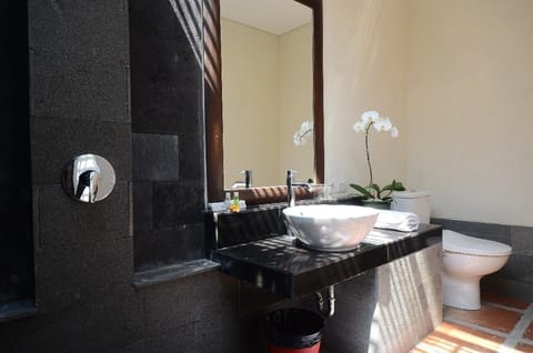 Signature Room, 2 Bedrooms, Pool View | Bathroom | Shower, free toiletries, hair dryer, bidet