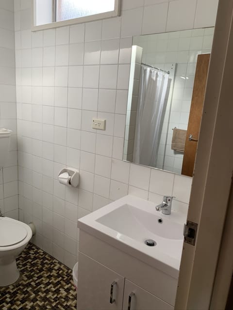 Standard Room, Non Smoking (Standard Double Room) | Bathroom | Towels