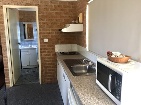 Studio | Private kitchenette | Fridge, microwave, coffee/tea maker, electric kettle