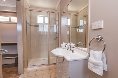 Standard Suite, 1 Bedroom, Non Smoking, Kitchenette (Standard Villa) | Bathroom | Hair dryer